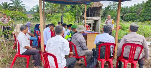 Polsek Rokan IV Koto Sampaikan Pesan Pilkada Damai di Desa Rokan Timur