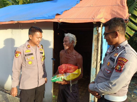 Berikan Bantuan Sembako, Kapolsek Bonai Darussalam Juga Sampaikan Pesan Pilkada Damai ke Masyarakat