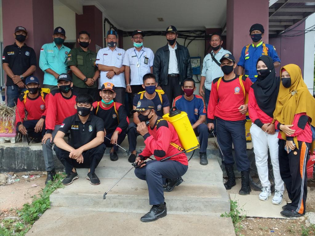 DPKP Inhil Semprot Disinfektan di sejumlah Perkantoran di Tembilahan