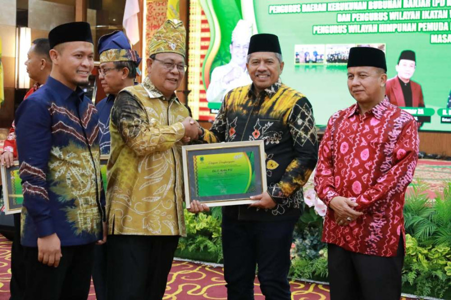 Bupati Alfedri Terima Piagam Penghargaan dari Ketua KBB Sadunia