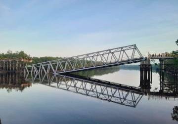 Gubri Instruksikan Segera Bangun Dermaga Penyeberangan, Jembatan di Desa Selat Akar Meranti  Rubuh