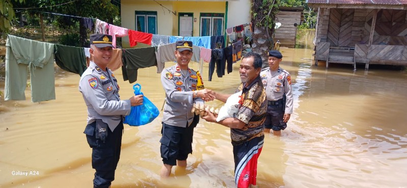 Cooling System, Polsek Kepenuhan Bagikan Sembako kepada Warga Terdampak Banjir