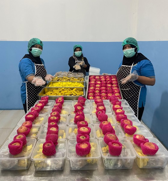 Ayam Ungkep hingga Buah Apel, SPPG Bencahlesung Siapkan Ribuan Porsi Makanan Bergizi Sejak Dini Hari