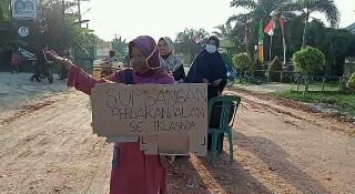 Emak-emak Kumpulkan Sumbangan Perbaikan Jalan yang Rusak Parah