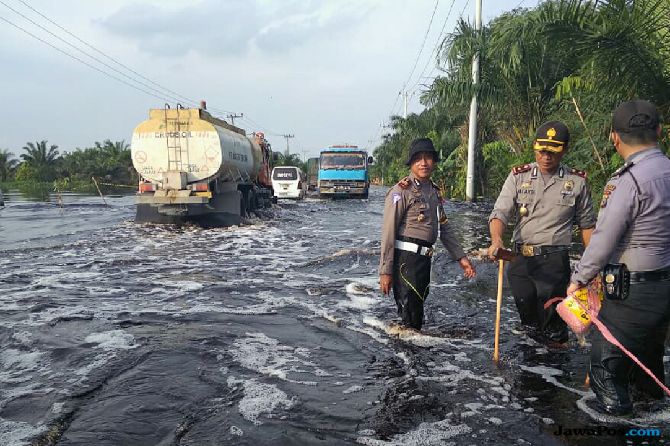 Jalan Lintas Timur Banyak Rusak Akibat Banjir,  Pangkalan Kerinci-Sorek Masih Buka Tutup