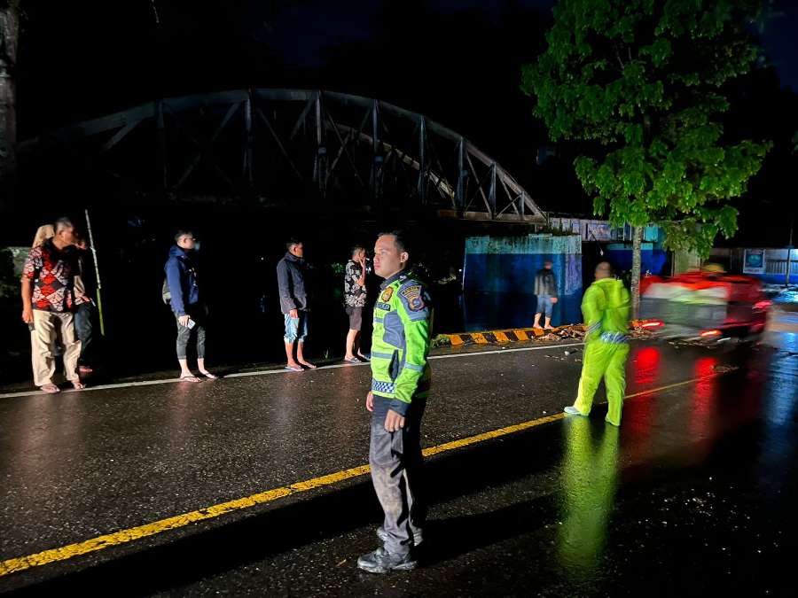 Sempat Lumpuh Dihantam Lahar Dingin, Ruas Jalan Bukittinggi-Padang Sudah Bisa Dilalui