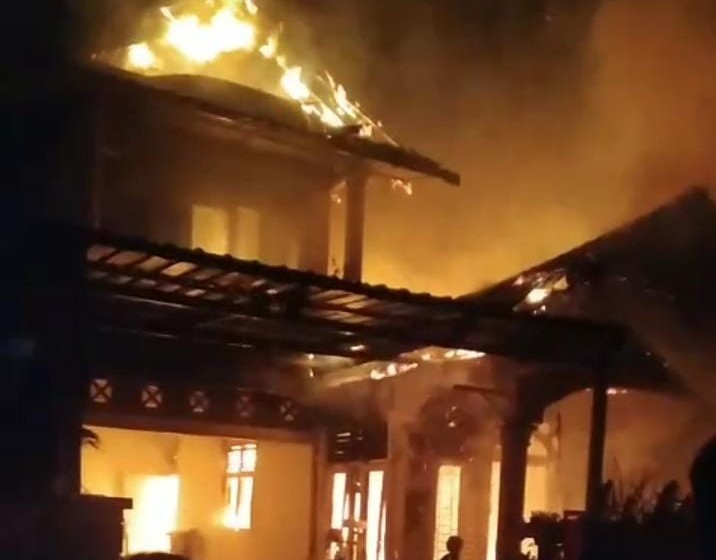 Rumah Mewah di Rumbai Pesisir Dilahap Sijago Merah, 8 Mobil Damkar Dikerahkan