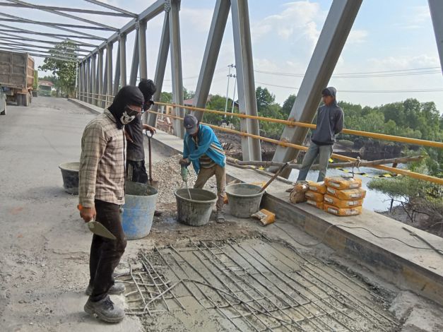 Rusak Dilintasi Truk Bertonase Tinggi, PUPR Riau Perbaiki Jembatan Sungai Masjid Dumai