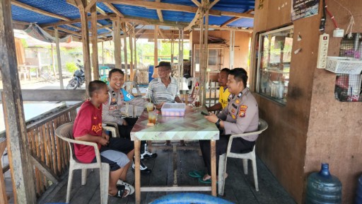 Polsek Teluk Belengkong Sambangi Warga Ajak Jaga Kerukunan Pilkada 2024