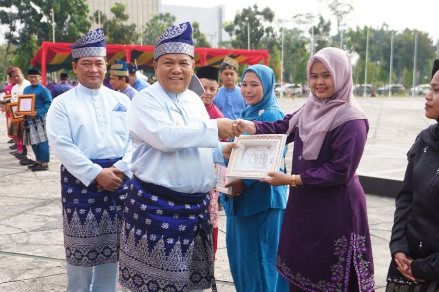 HUT Riau ke-69, Plt Gubri SF Hariyanto Serahkan Hadiah ke ASN Berprestasi hingga Wajib Pajak Patuh
