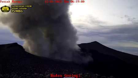 Duh! Gunung Api Sumbar 'Batuk-batuk' Terus, Sudah 23 Kali Letusan