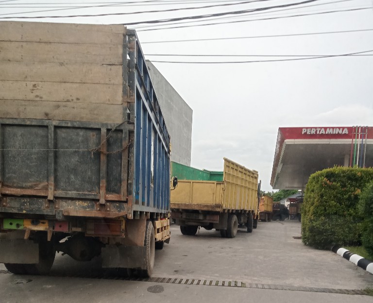 Antrean Panjang di Sejumlah SPBU Pekanbaru, Sopir Truk Keluhkan Solar Sejak Sepekan Terakhir
