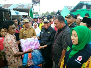 Bupati Wardan & Ketua PMI Inhil Serahkan Bantuan Buat Korban Kebakaran di Tembilahan Hulu