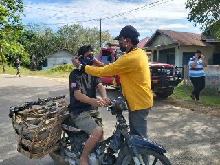 Berseragam Kuning, Ketua NASDEM Kuansing Bagi-bagi Masker 