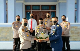 Di Hari Spesial, Kapolda Riau & RombonganÂ Berikan Kejutan Bagi TNI