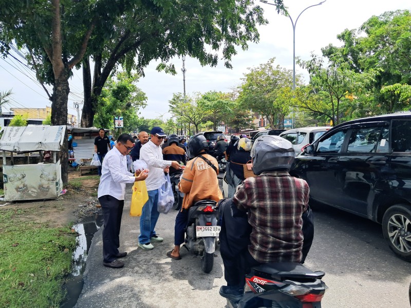 Jumat Berkah, PWI Riau bagikan 600 Nasi Bungkus untuk Pengendara
