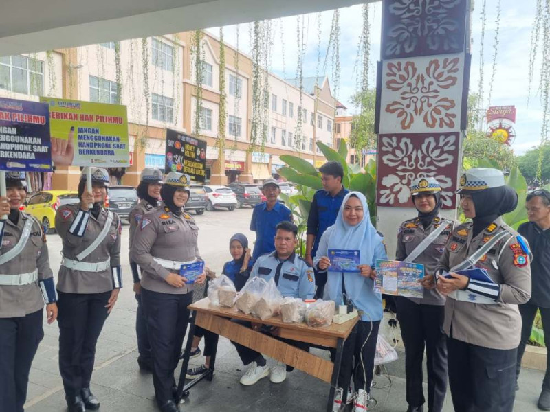 Ditlantas Polda Riau Edukasi Pengunjung dan Pedagang STC Pekanbaru Tertib Berlalu Lintas dan Pilkada Damai