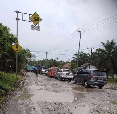 Rusak Parah! Ruas Jalan Teluk Kuantan Menuju Rengat Bisa Picu 'Darah Tinggi', Pemudik Wajib Hati-hati! 