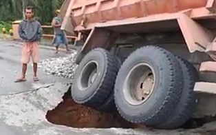  Jembatan Ambruk, Arus Lalin Pekanbaru-Pangkalan Kerinci Terganggu, Putar Balik!