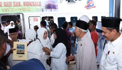 Kedatangan Jamaah Haji Bengkalis Disambut Haru