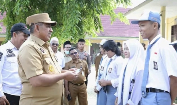 Bupati Siak Alfedri Serahkan KTP Elektronik Kepada Pelajar SMK 1 Koto Gasib