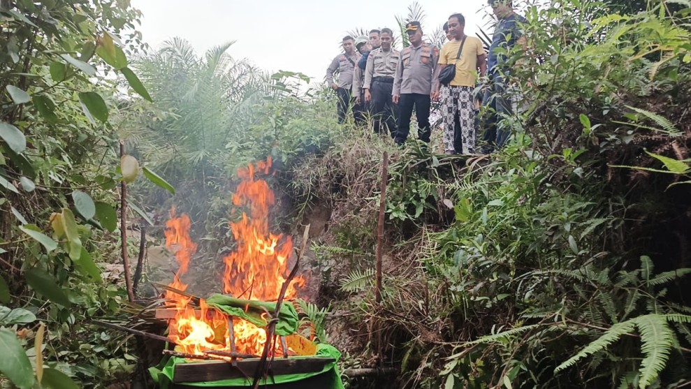 Polsek Rengat Barat Musnahkan PETI  di Areal Plasma Kemitraan KUD PT Inecda Plantation di Desa Pematang Jaya Inhu