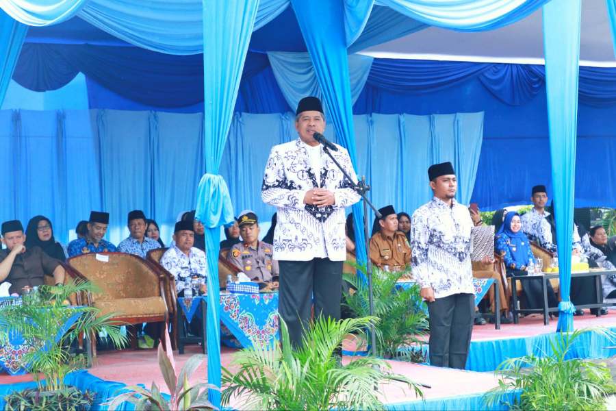 Jadi Pembina Upacara HUT PGRI di Tualang, Ini Harapan Bupati Alfedri