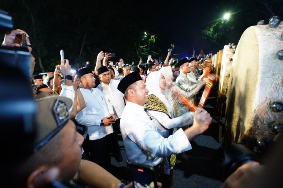 Gubri Abdul Wahid Bersama Wako Pekanbaru Agung Nugroho Lepas Pawai Takbir Mobil Hias