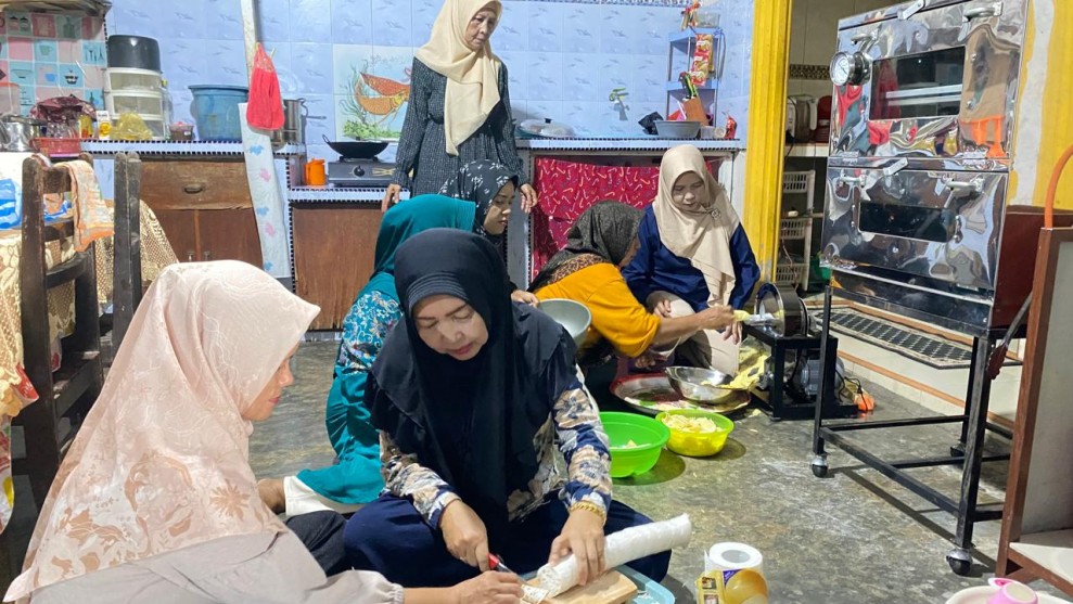 Perempuan Perajin Keripik Tempe di Bintan Menjadi Bukti Nyata Dampak Program CSR BRK Syariah bagi UMKM