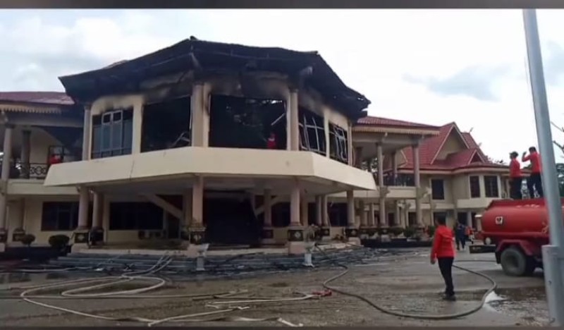 Setahun Lebih Pasca Kebakaran,   Gedung Megah DPRD Inhu Belum Juga Tersentuh Renovasi