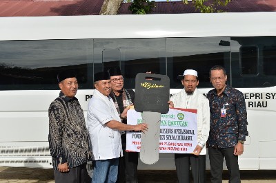 Di Pesantren Syafa'aturrasul, Gubri Serahkan Minibus Operasional