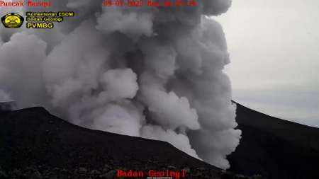 Gunung Merapi Sumbar Terus Muntahkan Abu Panas, Tercatat 28 Kali Erupsi