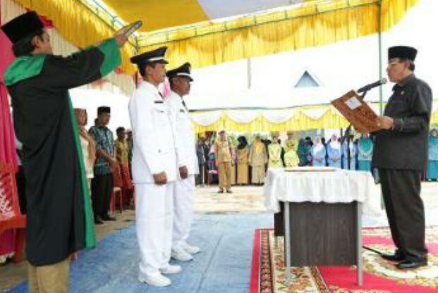 Bupati Inhil Lantik Dua Kepala Desa