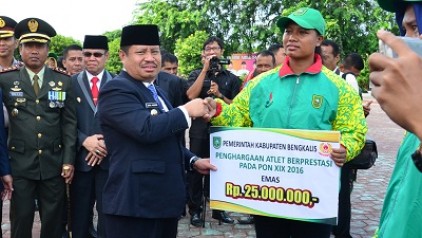 Sembilan Atlet Bengkalis Terima Bonus