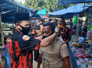 Putus Mata Rantai Covid-19, PAC PP Inuman Bagi-bagi Masker di Pasar