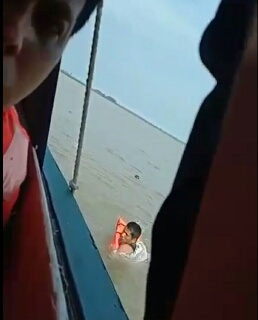 Tujuh Penumpang Terpelanting Jatuh ke Laut saat Speedboat Sedang Melaju Menabrak Kayu 