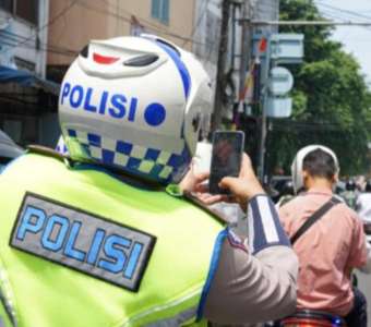 Polisi Buru Kendaraan Bernopol Rusia Sampai ke Pusat Wisata