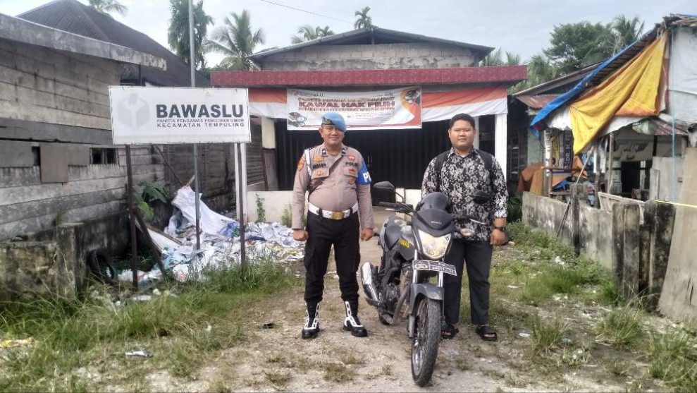 Polsek Tempuling Laksanakan KRYD di Tempat Rawan seperti Bank, Swalayan, dan Kantor Panwascam Pasca Pilkada 2024