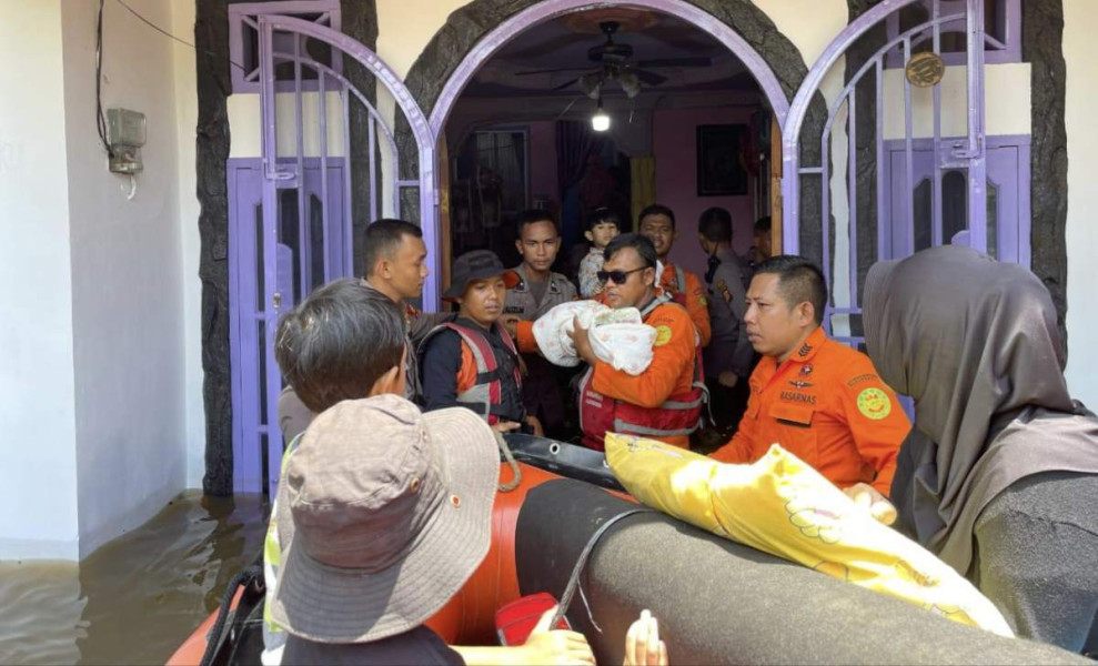 Tim SAR Evakuasi 7 Warga Kebanjiran di Jalan Pesisir Rumbai