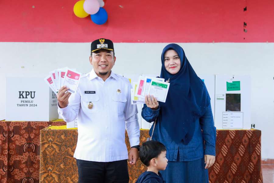 Wakil Bupati Siak dan Istri Salurkan Hak Pilih di TPS 1 Kelurahan Rempak