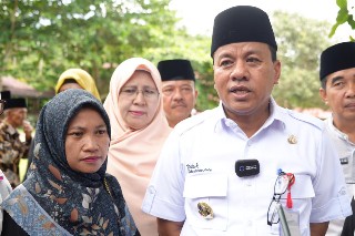 Lantunkan Ayat-ayat Suci Alquran dengan Suara Merdu, Guru SD Koto Cerenti Diumrohkan Plt Bupati