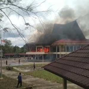 Kantor DPRD Inhu Terbakar, Pegawai Panik Berlarian