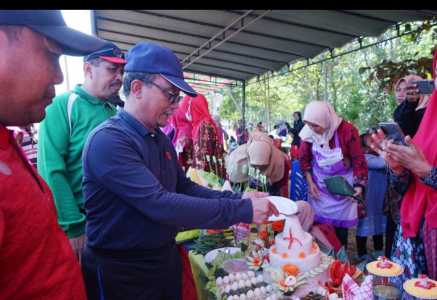 Peringati Hari Jadi Kecamatan Minas, Sekda Siak Lepas Jalan Santai