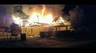 Malam Ini, Gedung Farmasi Inhu Berdampingan dengan Kantor KPU Terbakar