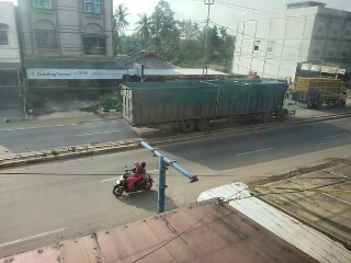 Belum Lama Selesai Dibangun, Ruas Jalan Dalam Kota Air Molek Rusak Lagi