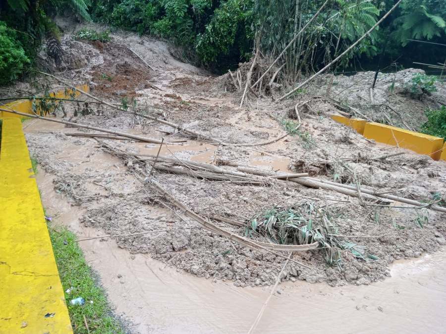 Akses Jalan Riau Sumbar Terputus