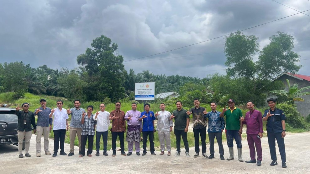 Libatkan Warga dan Pemcam Tenayan Raya,  PT PLN NP UP Tenayan Laksanakan Semenisasi Jalan Lingkungan