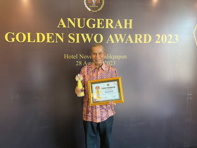 Ketum KONI Riau Iskandar Hoesin Terima Anugrah Pembina Olahraga Terbaik