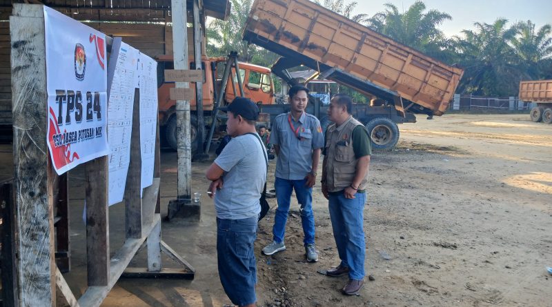 Pengawasan Melekat PSU di Wilayah Terjauh Rokan Hulu, Amiruddin Edukasi Langsung Pengawas TPS