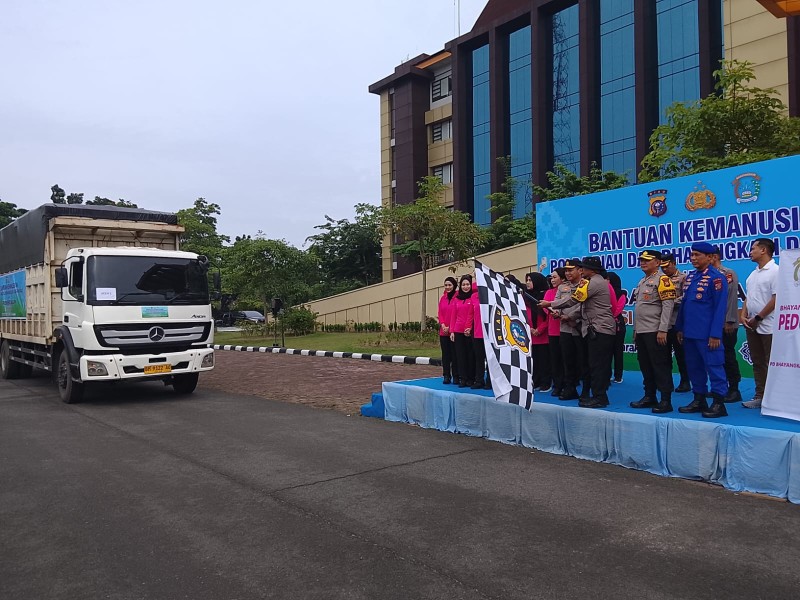 Polda Riau Kirim 5 Truk Bantuan Sembako ke Aceh, Sumbar dan Sumut